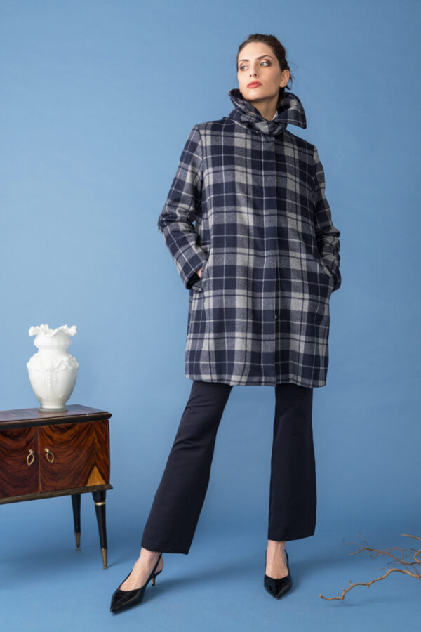 trench in check con tasche e colletto