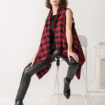 casacca in check a quadri rosso e nero realizzata con lana di riciclo