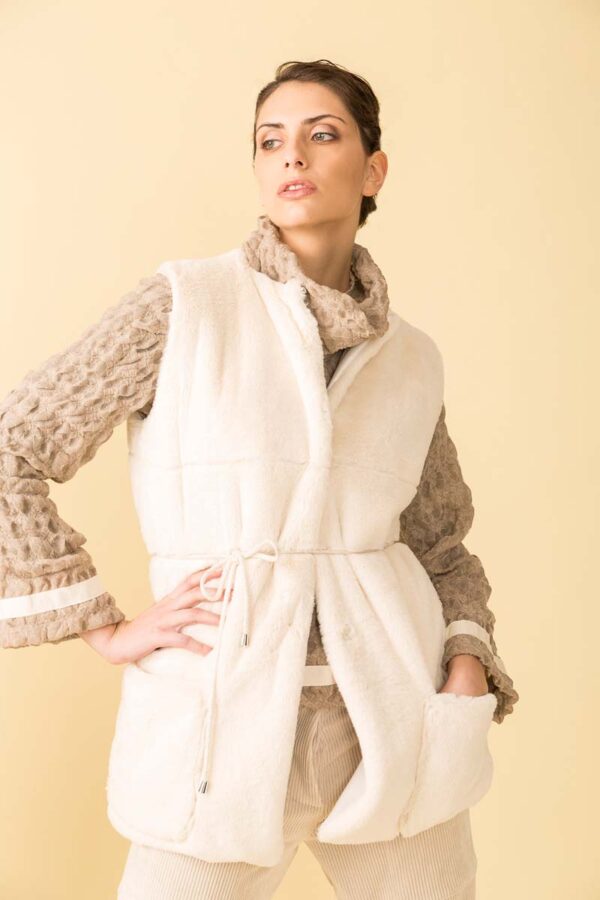 gilet con pelo riciclato e tasche giotta