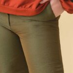 pantalone donna chic in taffetà con una linea orientale