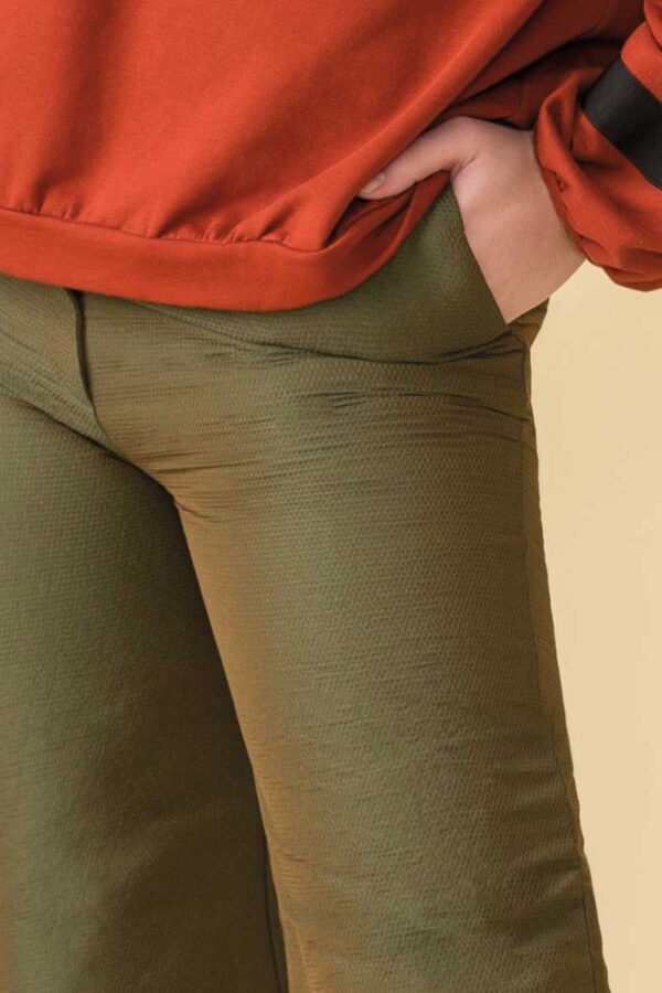 pantalone donna chic in taffetà con una linea orientale