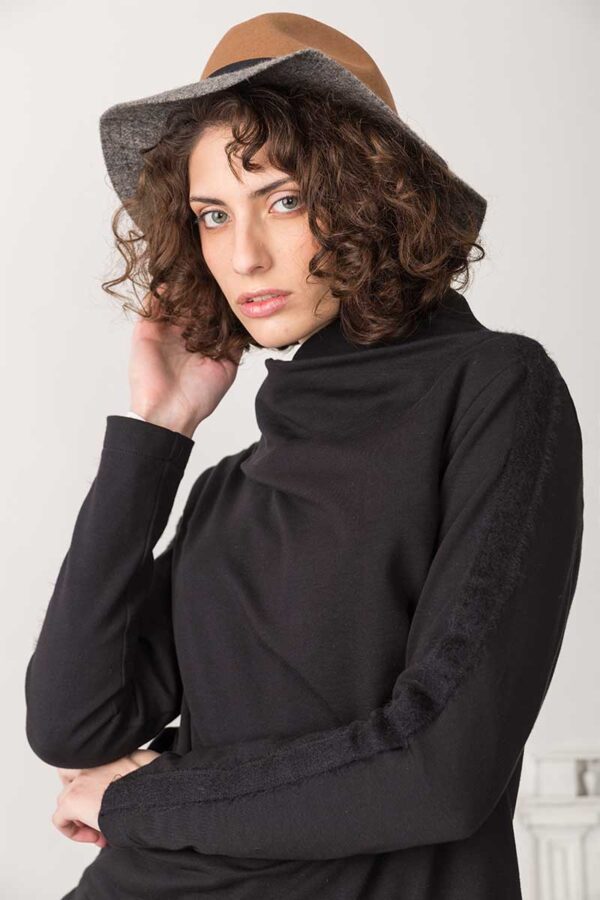 maglia in caldo cotone felpato con collo alto