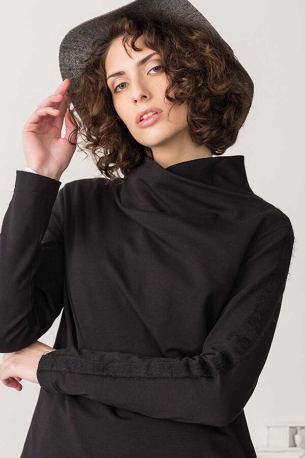 maglia in caldo cotone felpato con collo alto