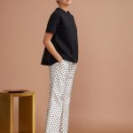 maglia dal taglio lineare, realizzata in puro cotone organico, presenta sul retro un plissè che la rende morbida e comoda