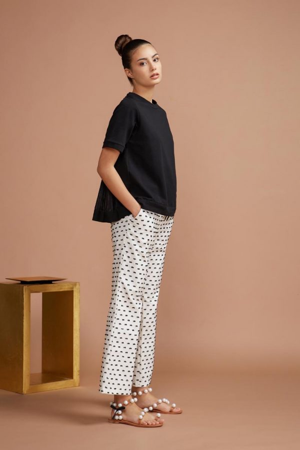 maglia dal taglio lineare, realizzata in puro cotone organico, presenta sul retro un plissè che la rende morbida e comoda