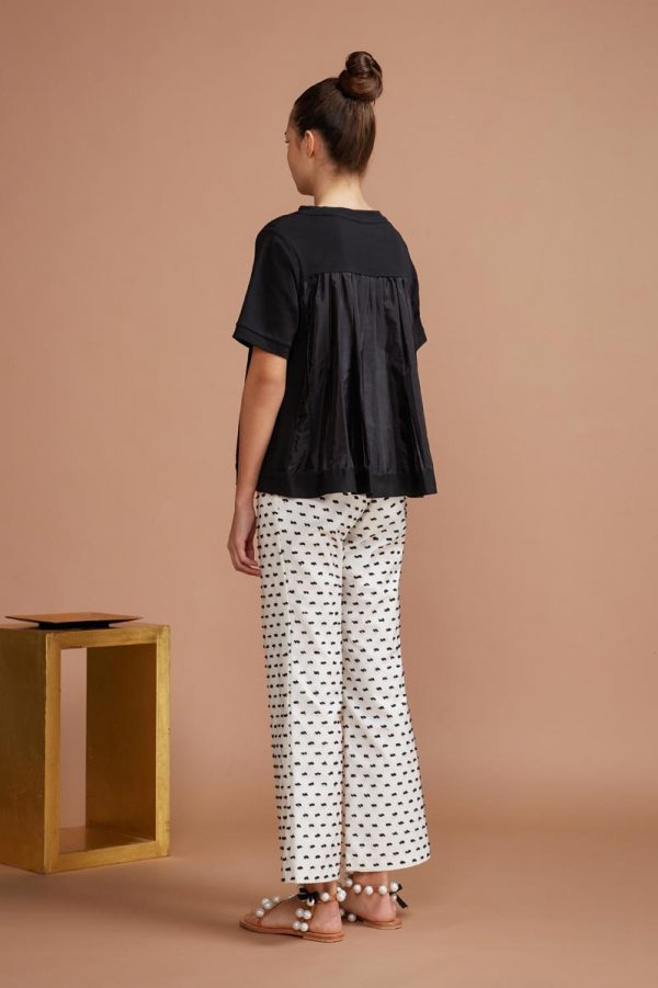maglia dal taglio lineare, realizzata in puro cotone organico, presenta sul retro un plissè che la rende morbida e comoda