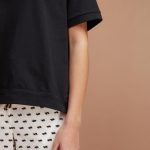 maglia dal taglio lineare, realizzata in puro cotone organico, presenta sul retro un plissè che la rende morbida e comoda