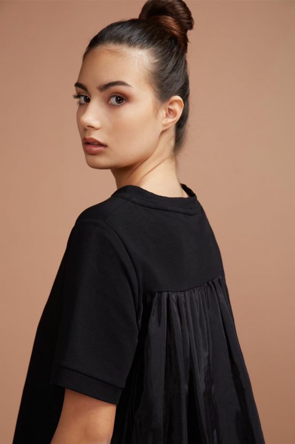 Maglia dal taglio lineare, realizzata in puro cotone organico, presenta sul retro un plissè che la rende morbida e comoda