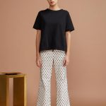 maglia dal taglio lineare, realizzata in puro cotone organico, presenta sul retro un plissè che la rende morbida e comoda