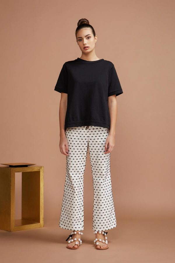 maglia dal taglio lineare, realizzata in puro cotone organico, presenta sul retro un plissè che la rende morbida e comoda