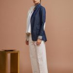 giacca con toppe sul gomito. Lo spacco alto sul dietro, caratterizza in modo particolare la linea Giotta realizzata il denim