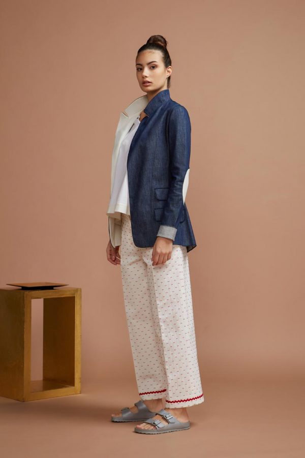giacca con toppe sul gomito. Lo spacco alto sul dietro, caratterizza in modo particolare la linea Giotta realizzata il denim