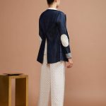giacca con toppe sul gomito. Lo spacco alto sul dietro, caratterizza in modo particolare la linea Giotta realizzata il denim