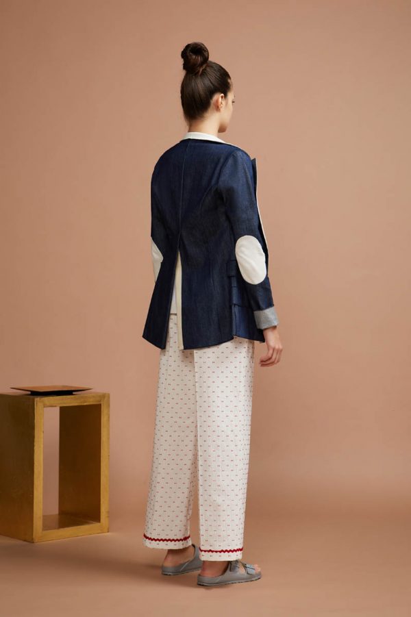 giacca con toppe sul gomito. Lo spacco alto sul dietro, caratterizza in modo particolare la linea Giotta realizzata il denim