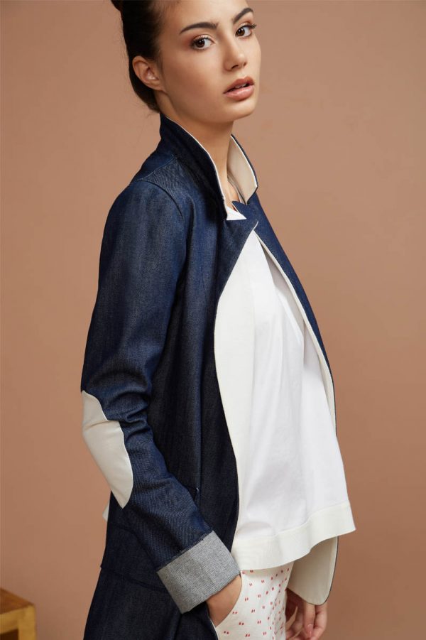 giacca con toppe sul gomito. Lo spacco alto sul dietro, caratterizza in modo particolare la linea Giotta realizzata il denim