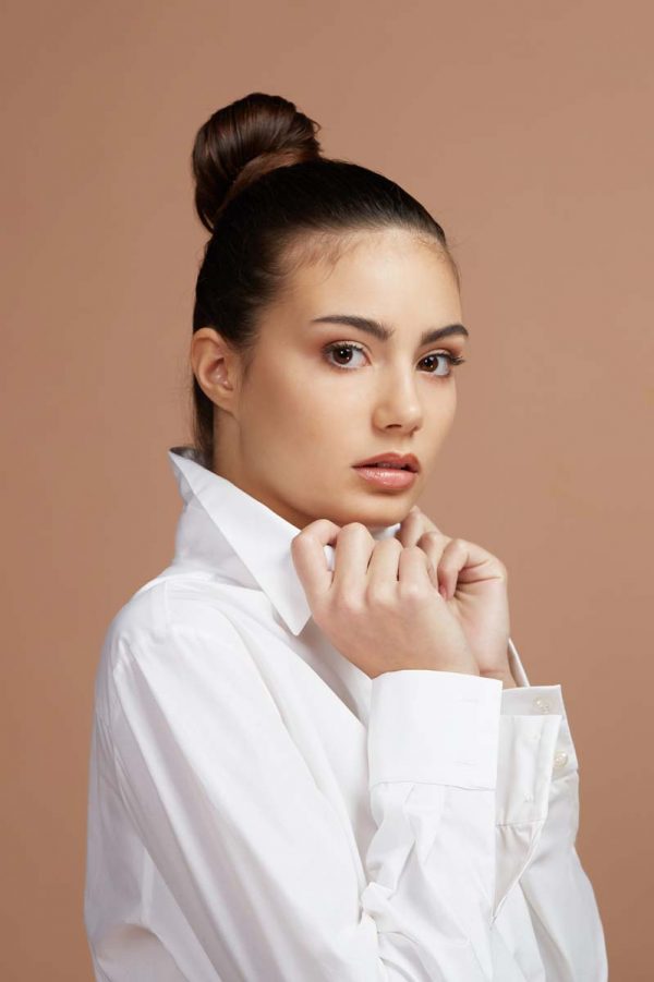 camicia classica bianca dalla linea maschile perfetta per ogni occasione