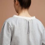 maglia realizzata in felpa leggera di cotone con dettaglio in gros grain sul collo e sui fondi