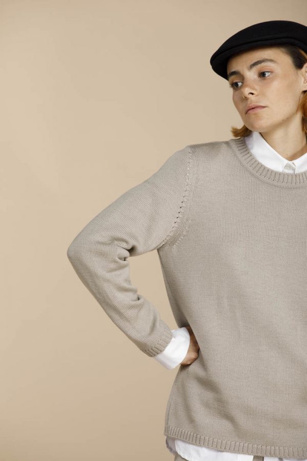 maglia con traforata a girocollo