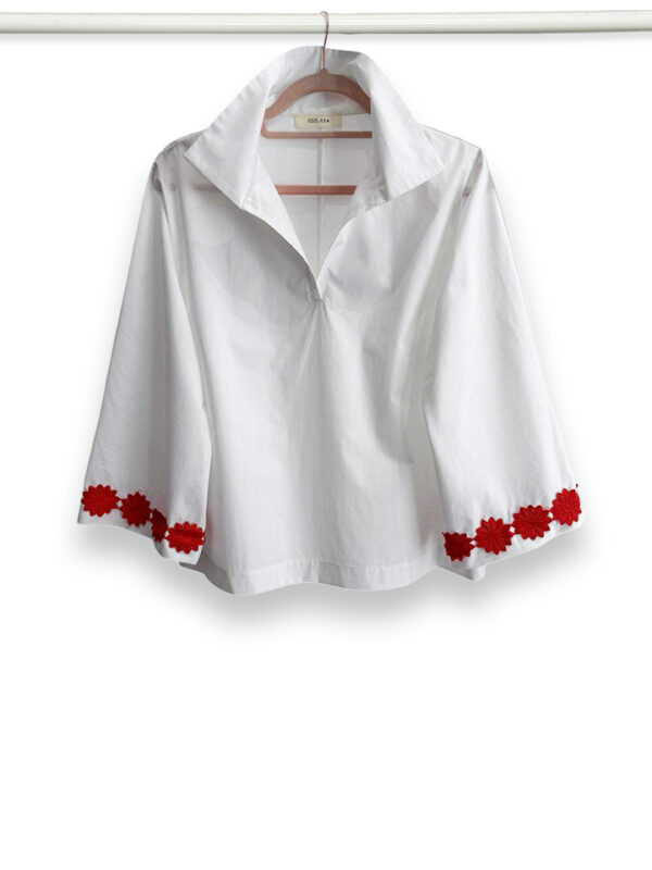 Camicia Margherita con fiori applicati