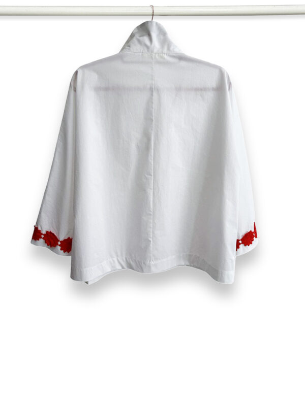 Camicia Margherita con fiori applicati dietro
